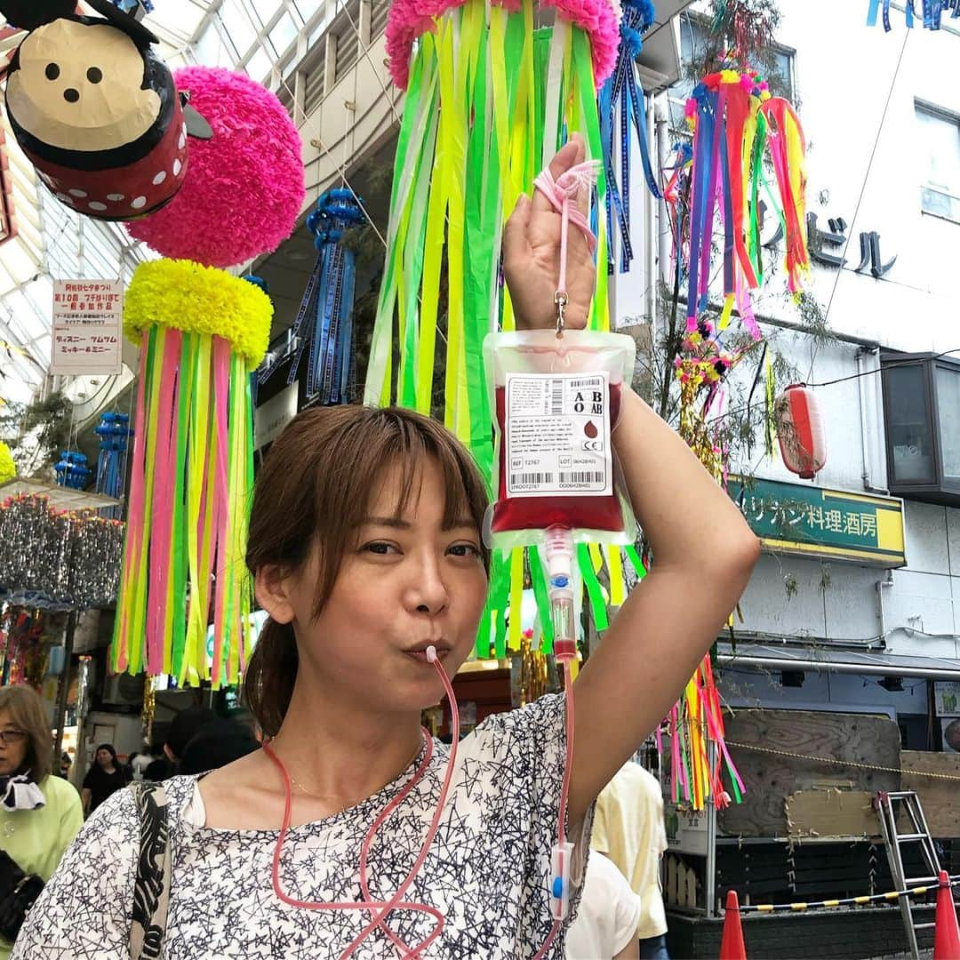 本田みずほさんのインスタグラム写真 - (本田みずほInstagram)「新喜劇がない日は 打ち合わせ三昧！！！ 朝10時から頑張った！ 2人目の打ち合わせは阿佐ヶ谷だったから、終わって少し七夕祭りを堪能💕 点滴ジュース(クランベリージュース)最高！ クダを首に巻くから、飲むと通る冷たいジュースが首にも伝わって冷たくて気持ちいい！ 本物の点滴のように、止める機能も付いていて、ヴィヴィちゃまの点滴を思い出しちゃった😿 動くうさぎたち可愛かったから、動画撮ったらスローになるやつだったw 今年も素晴らしい作品ばかり！ ルパンかっこいい！ 暑かったけど、気持ちよかったな💖」8月7日 13時42分 - mizuhonda0422