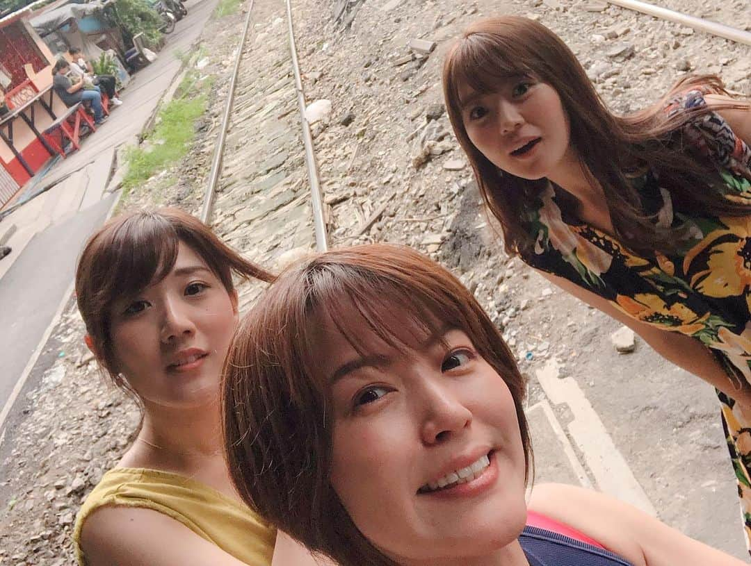 八幡愛さんのインスタグラム写真 - (八幡愛Instagram)「タイ🇹🇭バンコク🐘弾丸2泊4日の旅✈️ 食べて飲んでマッサージして飲んで食べて食べて祈った旅🍺🐷⭐️🙏 . 巨大涅槃像に興奮して、釈迦が涅槃に入る時の話を私がしだしてもちゃんと聞いてくれる親友が好き❤️ 現金使ってしまってビール買えなくなってもそっと100バーツ貸してくれる親友が好き❤️ パワースポットいって恋愛の神さまもいって良いことありそうと思ってタイ式マッサージいったら肩甲骨のスジやられて負傷したけど、そんなタイが好き🤪❤️ 食べ物全部美味しかった！！！ また行きタイ🇹🇭 . #微笑みの国 #毛穴からヤムウンセンの香り #タイ臭 #涅槃に入るまで頑張ろう」8月7日 13時53分 - aiainstein