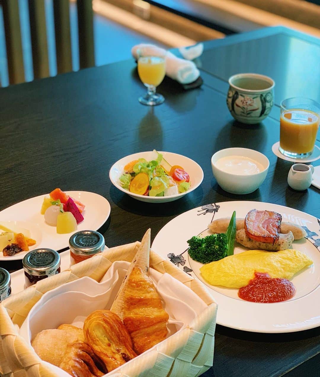 Remiさんのインスタグラム写真 - (RemiInstagram)「gastronomic experience at Hoshinoya Guguan, Taiwan🥰 星野リゾートの楽しみの一つが、食事。 台湾の星のやグーグァンには2泊おこもり滞在したので、食事も存分に堪能することができました。  朝食は台湾式粥・和食・アメリカンから選んで楽しみ🍲🍚🥐(1,2枚目)、 午前中に温泉やプールで楽しんだ後には五葉松のかき氷を🍧(3,4枚目)、 昼食は和食御膳🍱(5枚目)、 夕食は和食懐石や(6〜8枚目)、アラカルトで(9,10枚目)美食三昧🥢✨ 星のやのお料理に台湾の食文化も体験でき、料理が運ばれてくるたびに感動しながら美味しく頂きました🙏💕 . . . . #星のやグーグァン #台湾 #台湾粥 #星野リゾート #ホテル #温泉 #食事 #hoshinoresort #hoshinoya #Guguan #taiwan #hoshinoya guguan #LOVETABI #LOVETABIMama」8月7日 13時47分 - remi_912