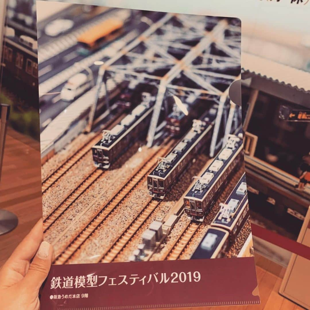 ローチケ（ローソンチケット）さんのインスタグラム写真 - (ローチケ（ローソンチケット）Instagram)「🚃「鉄道模型フェスティバル2019」本日より開催🚄  毎年阪急うめだ本店にて行われている「 #鉄道模型フェスティバル 」。 今年の主役は、車両デビュー30周年の“阪急電車8000系”✨ 阪急電車8000系ができるまでを映像で紹介するほか、車両模型も展示。 そして必見なのは、阪急神戸線・宝塚線・京都線が並走する、梅田～中津間を再現するジオラマ🚊 ほかにも圧巻のNゲージの大型ジオラマ、運転士気分が味わえるOゲージ車両のデモ運転など、鉄道好きにはたまらないコンテンツが盛りだくさん！  お子さまには大人気のミニトレイン乗車体験や、プラレールコーナーもあり、親子で楽しめます♪  開催は8/12(月・休)まで。 【ローチケ限定特典】 入場券をローチケで購入すると、会場にて先着1,000名様にオリジナルクリアファイルをプレゼント🎁 ※数に限りがございます。品切れの際はご了承ください。  詳しくは「鉄道模型フェスティバル　ローチケ」で検索📲  #鉄道 #🚊 #🚃 #鉄道模型 #ジオラマ #nゲージ #oゲージ #運転士体験 #ミニトレイン #阪急 #阪急うめだ本店 #阪急百貨店 #鉄道好き #親子でおでかけ #ローチケ #lawsonticket」8月7日 13時49分 - lawson_ticket