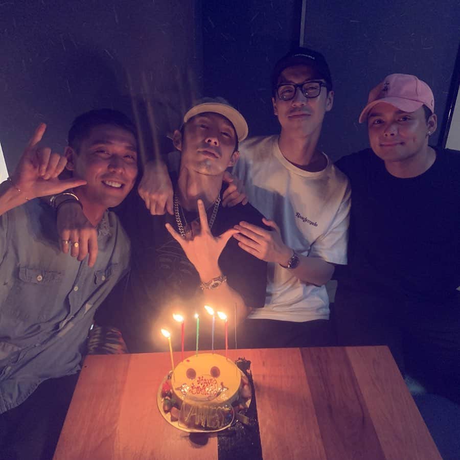 呉建豪のインスタグラム：「What a pleasant surprise to kick off today. Thank you so much fam🥳」