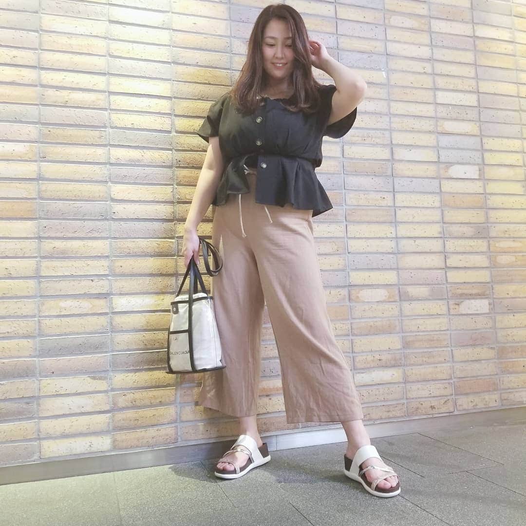 のインスタグラム：「． ． 毎日暑い日が続きますね！☀ そんな中私は一番暑い時間帯といわれている14時にラーメンを食べに行っちゃいました☺ 暑いけど冷やし中華とかには興味がないのです(笑) 皆さんお水をたくさん飲んでくださいね🎵 ． ． 🌟今回もぽっこり下っ腹をみせないために@glamour_princess_official のガードル履いてます！ めっちゃおすすめ✨ ． ． Tops @gravail(Lsize) Pants @韓国で購入(FREEsize) Shoose @gravail(Lsize) ．  #ootd  #code #うさまりあ #ぽっちゃりモデル  #大きいサイズ #ぽっちゃりコーデ  #ぽっちゃり女子 #プラスサイズ #プチプラ #ラファーファ #グラマープリンセス」