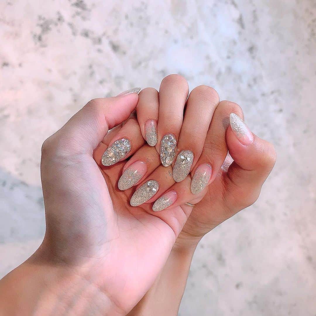 鈴木まりなさんのインスタグラム写真 - (鈴木まりなInstagram)「      New Nail💅🧡  夏っぽくシルバーのキラキラ🤩 担当は盛さん🎀  いつも丁寧に仕上げて下さるので すごく持ちがいいです🥰   #マリナネイル #ネイルデザイン #キラキラネイル #大阪ネイルサロン #ネイルでマインドリセット #list_nail #nail #naildesign #silvernails」8月7日 19時19分 - marina_suzuki_official