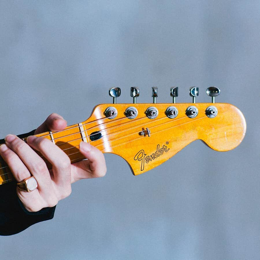 常田大希さんのインスタグラム写真 - (常田大希Instagram)「#Fender ㅤ Fenderと共同で ギターを作ったよ ㅤ American Performer Mustangをベースにして, ボディー型からネックから何から何までカスタマイズした.  鬼渋いしょ？ ㅤ ㅤ Photo by @seiyafujii  Hair by @kimura_kazuma  Styling by Kan Fuchigami ㅤ デザイン協力 @shu.sasaki & @konto5  ㅤ Thx bros!!!」8月7日 19時20分 - daikitsuneta