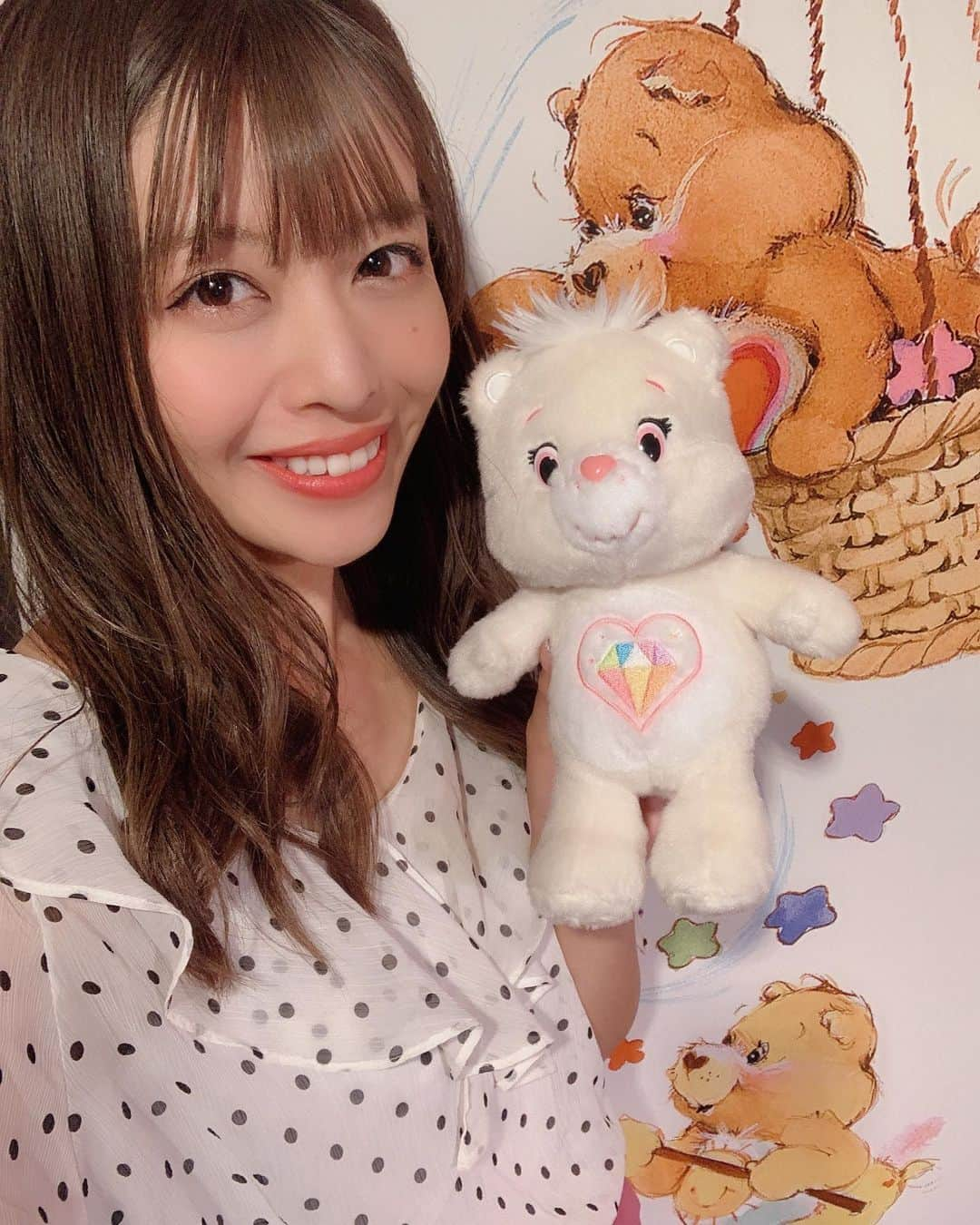 石倉侑芽さんのインスタグラム写真 - (石倉侑芽Instagram)「8月8日(木)〜8月26日(月) 松屋銀座8階のイベントスクエアにて開催される #ケアベア展 🌈にお邪魔してきました💓 . 小さい頃から親しみのあるケアベア🐻💓 ひとりひとり違った使命をもっていて、 子供たちが大切なこころを忘れた時に「ケア」しにやってくる そんなストーリーだそうです☺️💕 おなかのシンボルマークが可愛い😊 . そんなケアベアの初の原画展。 空間もカラフルで可愛くて貴重すぎる原画がズラリ😳✨ ずっと手に持っているベアちゃんは、 この展覧会を記念して誕生した"スパークルハートベア" ハートのようなやさしさで人々を包み込み 永遠の輝きを放つダイヤモンドのように、 世界中の平和と人々の絆を固く守る  そんな意味が込められているそうです☺️💕 . @plazastyle  #ケアベア#原画展#松屋銀座#期間限定」8月7日 19時22分 - yume8115