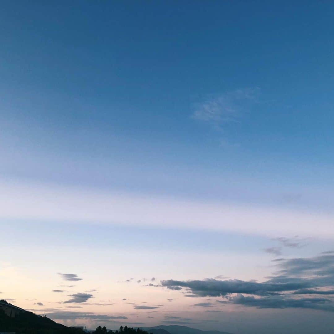 奥井雅美さんのインスタグラム写真 - (奥井雅美Instagram)「淡路島入りました☺︎ お空に線ヾ(๑╹◡╹)ﾉ" ・ ・ #淡路島 #空 #雲 #海」8月7日 19時22分 - masamiokui