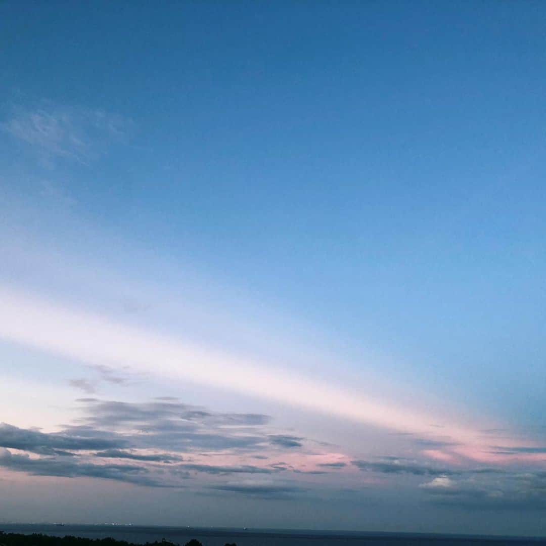 奥井雅美さんのインスタグラム写真 - (奥井雅美Instagram)「淡路島入りました☺︎ お空に線ヾ(๑╹◡╹)ﾉ" ・ ・ #淡路島 #空 #雲 #海」8月7日 19時22分 - masamiokui