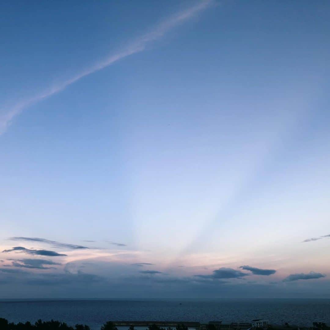 のインスタグラム：「淡路島入りました☺︎ お空に線ヾ(๑╹◡╹)ﾉ" ・ ・ #淡路島 #空 #雲 #海」
