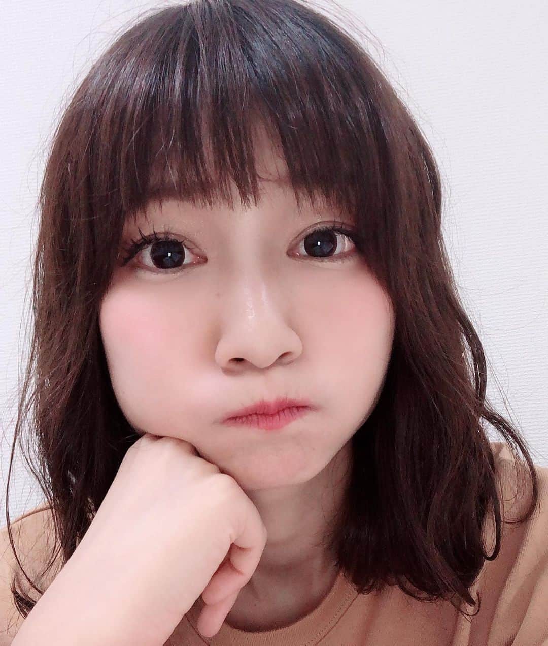 ヒラヤマンのインスタグラム：「ぷくぷく。もうすぐガケ。 #美容院行った #カットは亀谷さんに #髪ピンクにしたい」