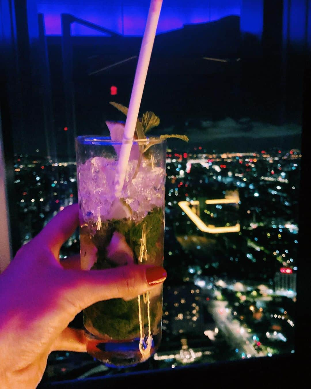 平アスカさんのインスタグラム写真 - (平アスカInstagram)「. 台湾のお洒落なバーに行ってきた🍹♥️✨🌃 @j_able と @bootyfull_jamie が探してくれたの🥰 疲れてたけどこの綺麗な夜景に見惚れてた。。内観もすごくオシャレで気分もあがった💖 また行きたいな〜🌹 #taipei #celavi #bar #夜景 #台湾 #台北」8月7日 14時04分 - asucataira