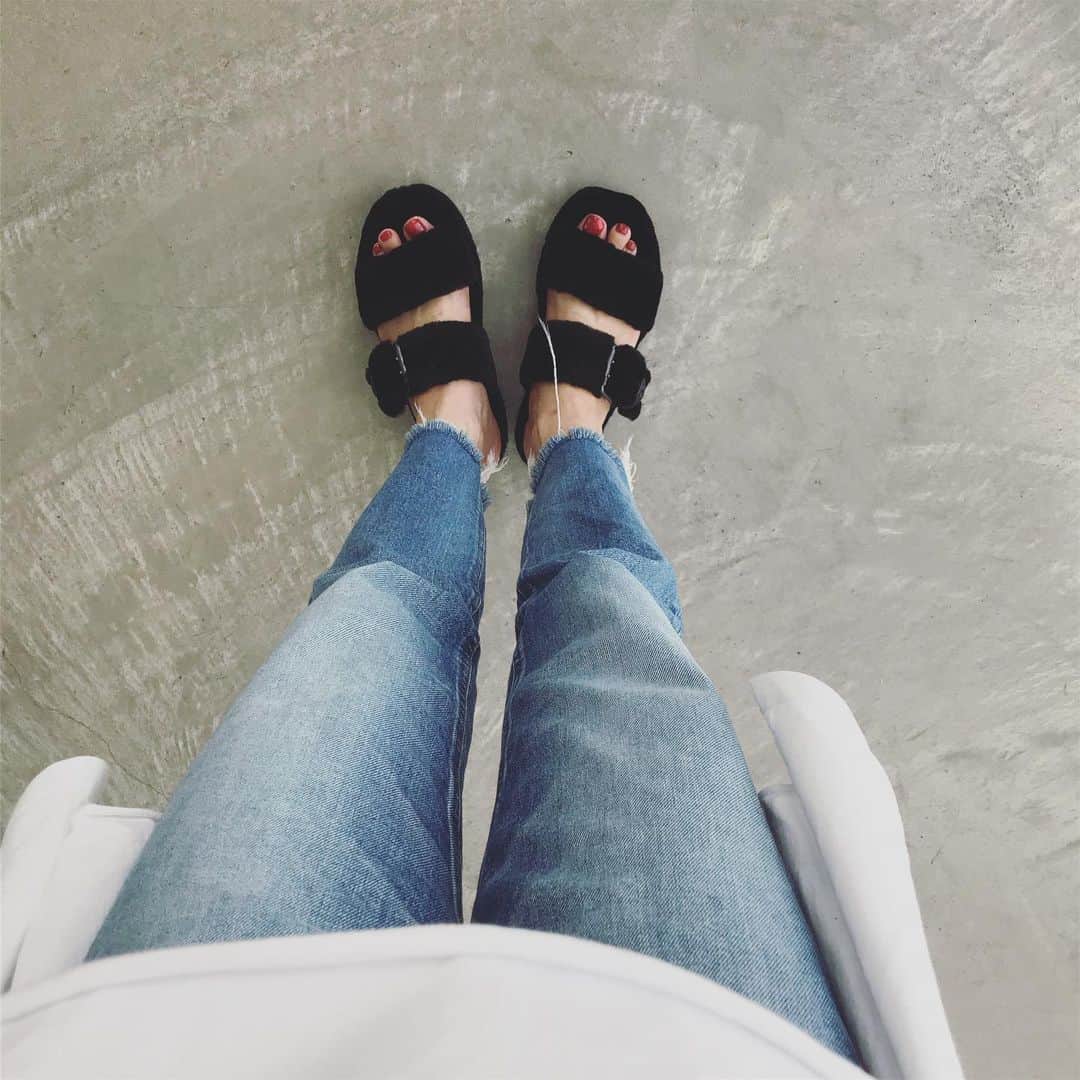畑野ひろ子のインスタグラム：「@uggjapan のモコモコサンダル❤️ 撮影のスタジオでも楽チン😊」
