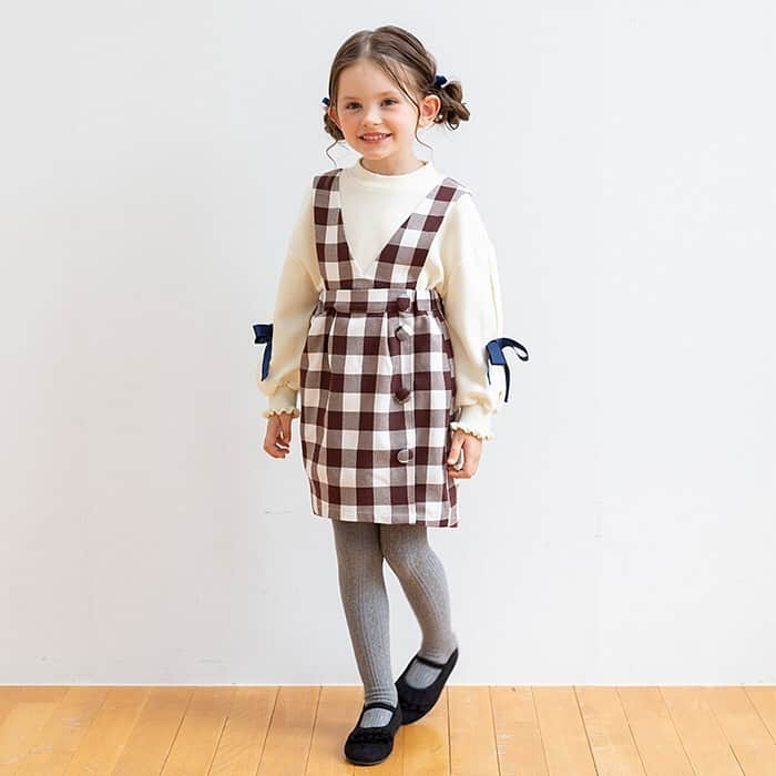 エフオーオンラインストア 子供服さんのインスタグラム写真 - (エフオーオンラインストア 子供服Instagram)「【2019A/W NET ONLY COLLECTION】  スリットの入った袖に大き目のリボンをつけた、袖コンシャスなトレーナー。 袖口は編立で表現したフリルで女の子らしさを引き立てます。 合わせやすいオフホワイトとグレー、上品なダークグリーンの3色展開です。スカートやパンツはもちろん、ジャンパースカートとの相性は抜群！ 甘編みの裏毛で柔らかい素材感です。  袖コンフリルトレーナー（80-140cm）　￥2,300+tax #foonline #エフオーオンライン #子供服 #ベビー服 #子ども服 #breeze #apreslescours #ブリーズ #アプレレクール #アプレ #ネット限定 #袖リボン #親バカ部 #親バカ部ig_kids #リボン #女の子ママ #キッズ服 #キッズコーデ #ナチュラル服 #キッズファッション #おしゃれキッズ #袖コンシャス #女の子コーデ #kidswear #kidsfashion #kidsclothes #igkids #kidstagram #コドモノ #ぶりーずねっとげんてい」8月7日 14時15分 - foonline