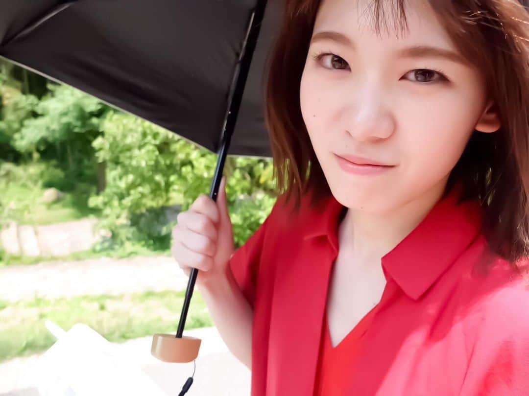 小池美波 1st写真集公式アカウントのインスタグラム：「暑い日の観光の必需品、日傘🌂この季節、絶対持って出かけたいですよね。竹林に行った日は超いい天気で日傘が手放せませんでした💦思わずしかめっ面のみいちゃん😵 Twitterではこちらのアザーカットもご紹介中👀ぜひチェックしてみてくださいね✔️ アカウントはインスタと同じ @minami_gentosha です🗣 #小池美波 #欅坂46 #みいちゃん #小池美波写真集 #みいちゃん写真集 #みいちゃんと旅 #わるみいちゃん」