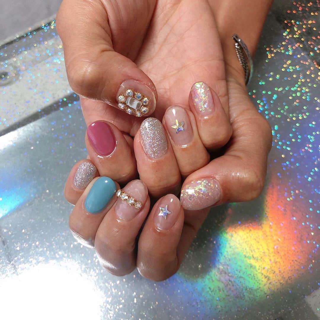 鈴木あやさんのインスタグラム写真 - (鈴木あやInstagram)「キラキラネイル💅💖 ピンク×水色×キラキラ×星 だなんて可愛すぎるに決まってる…🤤⭐️ ポイントは水色とピンクはくすんだカラーを選んだこと🙆‍♀️ @by_me_couture  #nails #네일아트 #ネイル #💅」8月7日 14時29分 - techitechiaya