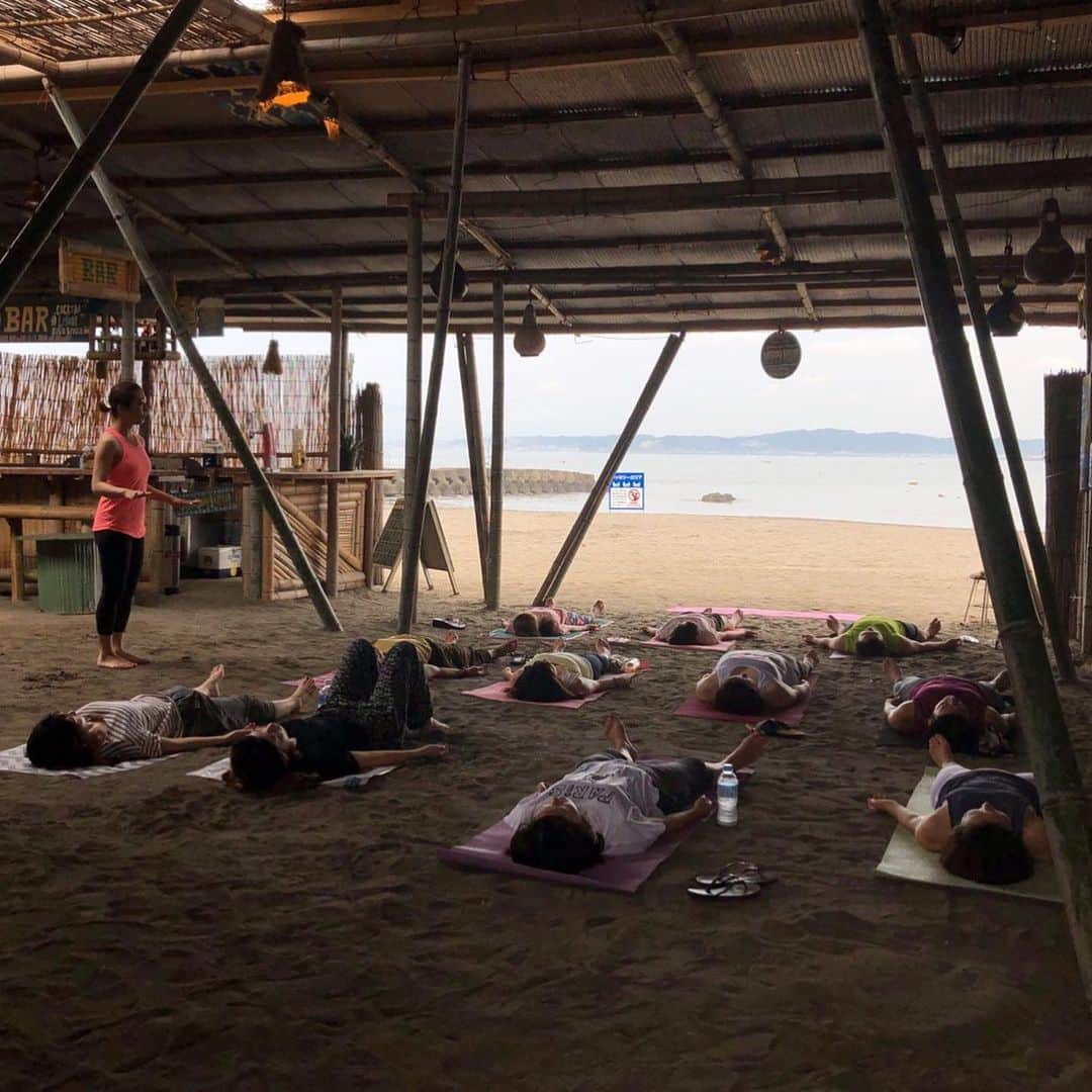 のインスタグラム：「【Beach Yoga】  たくさんのお問い合わせありがとうございます😃  いよいよ今週土曜に開催のビーチヨガ🏖🌿 只今、満員となっております🙏キャンセル待ちを承っております。  よろしくお願い致します😃  明日は企業さんでのヨガワークショップもあり今週も盛りだくさんです🌻  ありがとうございます🌿  #藤代有希 #ユキ #beachyoga #ビーチヨガ #ヨガ #yoga #ヨーガ #meditation #瞑想 #メディテーション #マインドフルネス #アーシング #海 #ヨガインストラクター #ボディバランストレーナー #葉山 #オアシス #海の家 #森戸海岸」