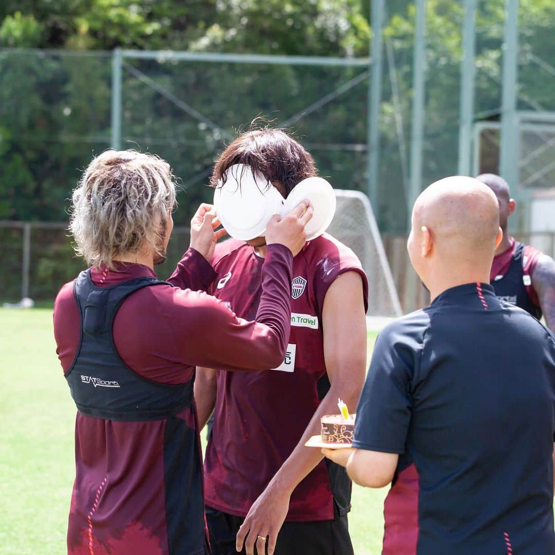ヴィッセル神戸さんのインスタグラム写真 - (ヴィッセル神戸Instagram)「@leo.osaki がチームメイトに誕生日を祝ってもらっています！🎂 おめでとう、レオ！🥳 The Vissel players are happy to celebrate Leo’s birthday! 😂 . #vissel #visselkobe #ヴィッセル神戸 #Kobe #WeAreKobe #神戸 #一致団結」8月7日 14時22分 - visselkobe