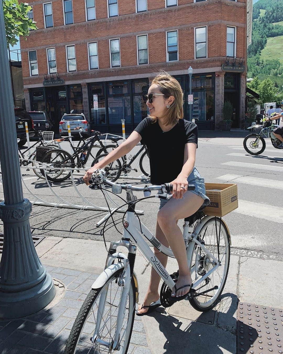 翁安芸さんのインスタグラム写真 - (翁安芸Instagram)「🚲😎🌿☀️ 久しぶりの自転車。乗れましたが、脚が短くてどうにかギリギリ付くくらい💦 でも便利なので、東京でも自転車欲しいな😃🚲✨ #Aspen #bicycle #自転車 #アスペン #akiweng #翁安芸 #電動自転車未経験 #これは電動ではありません」8月7日 14時24分 - akinyc