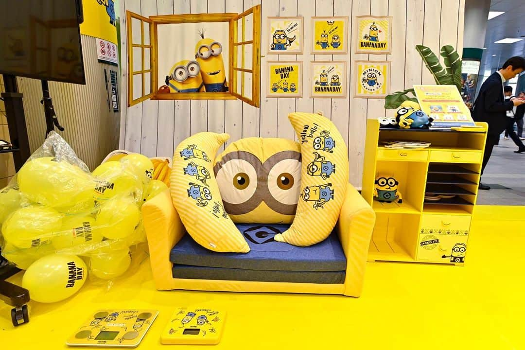 ミニオンさんのインスタグラム写真 - (ミニオンInstagram)「ㅤㅤㅤㅤㅤㅤㅤㅤㅤㅤㅤㅤㅤ #MinionBananaDay 公式ファンイベント ＠渋谷マークシティ 1F 開催中💞 ㅤㅤㅤㅤㅤㅤㅤㅤㅤㅤㅤㅤㅤ #ミニオン と #バナナ が映った写真を #MinionBananaDay を付けて投稿すると、抽選で3名様にミニオンソファ🎁 ㅤㅤㅤㅤㅤㅤㅤㅤㅤㅤㅤㅤㅤ さらに！イベント会場で投稿画面を見せると豪華商品がもらえる抽選会に参加できるよ✨」8月7日 14時25分 - minion_officialjp