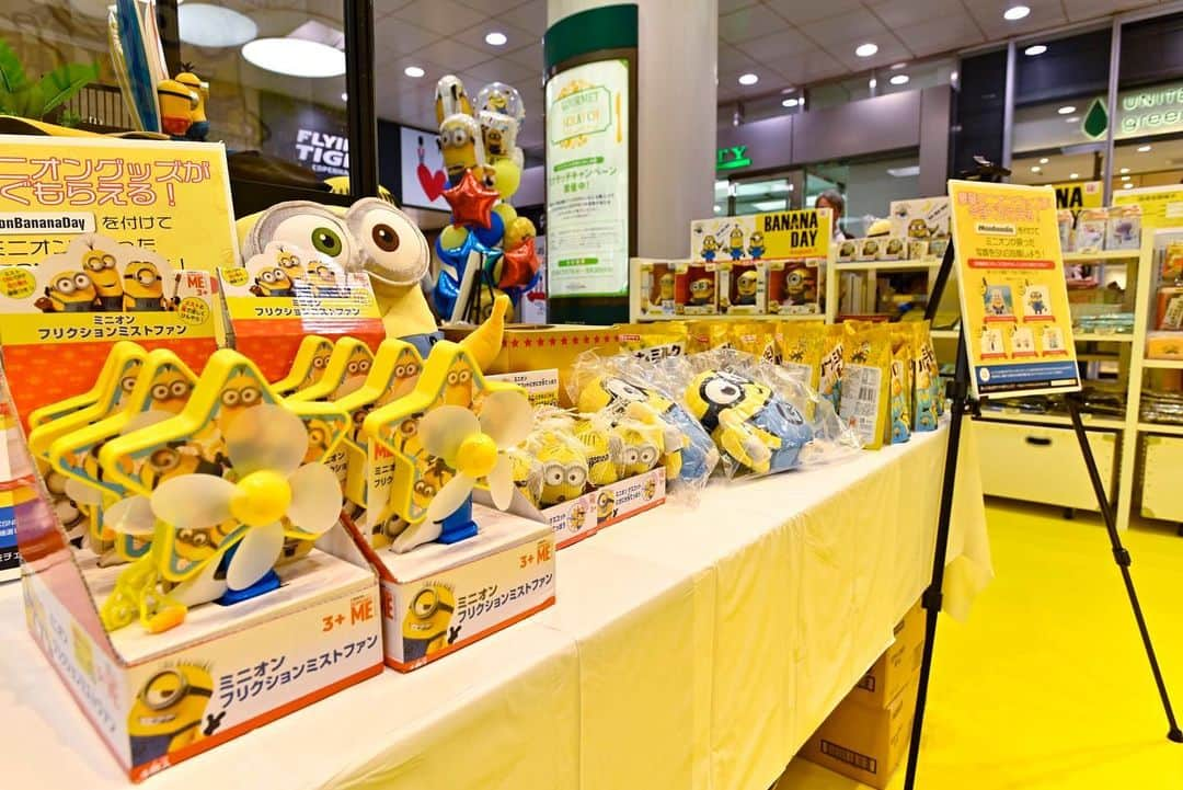 ミニオンさんのインスタグラム写真 - (ミニオンInstagram)「ㅤㅤㅤㅤㅤㅤㅤㅤㅤㅤㅤㅤㅤ #MinionBananaDay 公式ファンイベント ＠渋谷マークシティ 1F 開催中💞 ㅤㅤㅤㅤㅤㅤㅤㅤㅤㅤㅤㅤㅤ #ミニオン と #バナナ が映った写真を #MinionBananaDay を付けて投稿すると、抽選で3名様にミニオンソファ🎁 ㅤㅤㅤㅤㅤㅤㅤㅤㅤㅤㅤㅤㅤ さらに！イベント会場で投稿画面を見せると豪華商品がもらえる抽選会に参加できるよ✨」8月7日 14時25分 - minion_officialjp