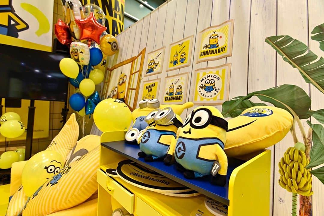 ミニオンさんのインスタグラム写真 - (ミニオンInstagram)「ㅤㅤㅤㅤㅤㅤㅤㅤㅤㅤㅤㅤㅤ #MinionBananaDay 公式ファンイベント ＠渋谷マークシティ 1F 開催中💞 ㅤㅤㅤㅤㅤㅤㅤㅤㅤㅤㅤㅤㅤ #ミニオン と #バナナ が映った写真を #MinionBananaDay を付けて投稿すると、抽選で3名様にミニオンソファ🎁 ㅤㅤㅤㅤㅤㅤㅤㅤㅤㅤㅤㅤㅤ さらに！イベント会場で投稿画面を見せると豪華商品がもらえる抽選会に参加できるよ✨」8月7日 14時25分 - minion_officialjp