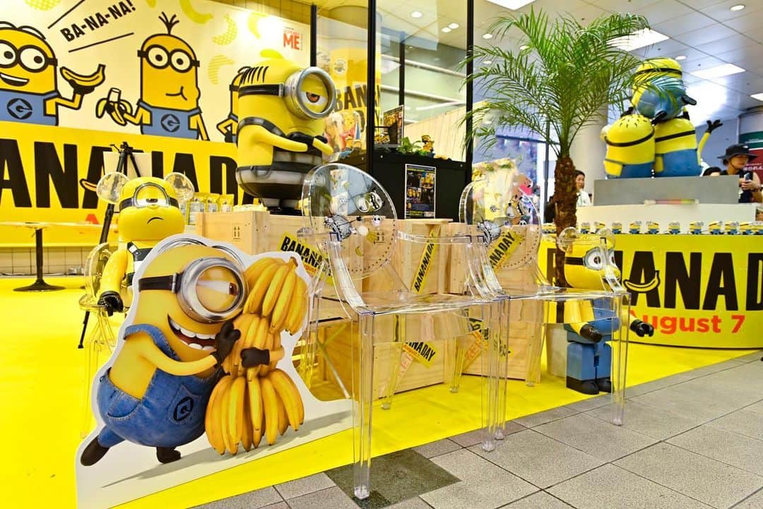 ミニオンさんのインスタグラム写真 - (ミニオンInstagram)「ㅤㅤㅤㅤㅤㅤㅤㅤㅤㅤㅤㅤㅤ #MinionBananaDay 公式ファンイベント ＠渋谷マークシティ 1F 開催中💞 ㅤㅤㅤㅤㅤㅤㅤㅤㅤㅤㅤㅤㅤ #ミニオン と #バナナ が映った写真を #MinionBananaDay を付けて投稿すると、抽選で3名様にミニオンソファ🎁 ㅤㅤㅤㅤㅤㅤㅤㅤㅤㅤㅤㅤㅤ さらに！イベント会場で投稿画面を見せると豪華商品がもらえる抽選会に参加できるよ✨」8月7日 14時25分 - minion_officialjp