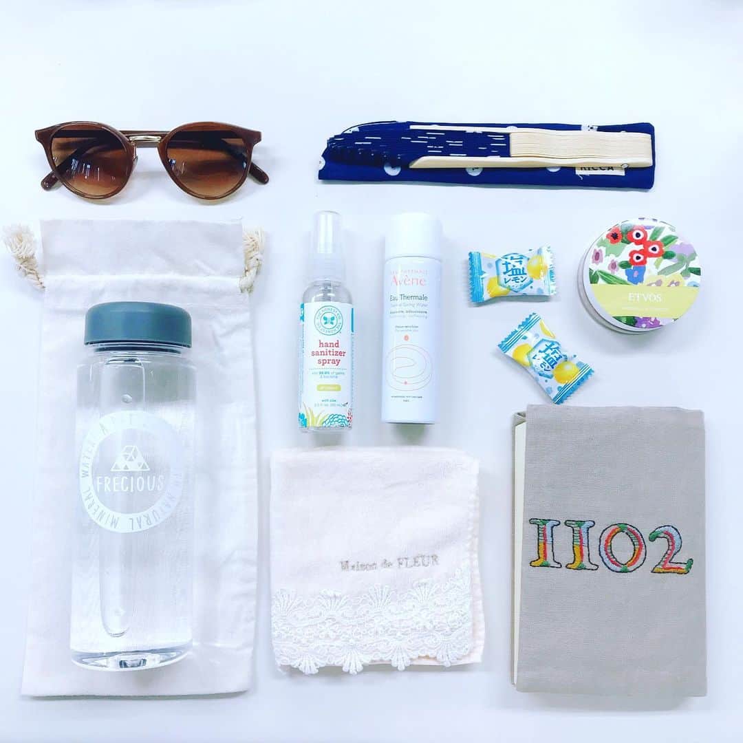 のインスタグラム：「. 【最近のかばんの中のスタメン達】 . 夏の３大必需品はこちら . ◎サングラス（これは日焼け・暑さ防止にも） ◎扇子（本当はハンディファンに憧れる！） ◎フレシャスの天然水！（とにかく水分補給！） . . 実は昨日、通勤途中に電車の停電トラブルに見舞われ、 暑さの中、電車を待ち続け隣駅まで歩くことに。 この必需品があって本当ーに助かりました！ . その他に、本・タオル・ハンドサニタイザーに、 塩レモン飴・化粧直しのパウダー。 そして、お肌の水分補給にアベンヌのスプレーウォーター。 . . 夏バテや日焼けには気をつけながらも、 お肌のことは後回しになっていませんか？ 夏こそ、紫外線にさらされたり、汗や皮脂で、 毛穴や肌トラブルも起きてしまいがち。 「一日エアコンの効いた部屋にいるから！」という人も、 実はエアコンで乾燥にさらされている可能性大です！ . 朝晩の洗顔の後に化粧水でたっぷりケアするのはもちろん、 お水をたくさん飲んで中から水分補給も忘れずに！ . みなさんの夏の必需品はなんでしょう？ （編集部・K） . #フレシャス #FRECIOUS #天然水 #ウォーターサーバー #waterserver  #熱中症 #水分補給 #スキンケア #置き画くら部 #置き画 #夏の必需品 #instadaily #保湿」