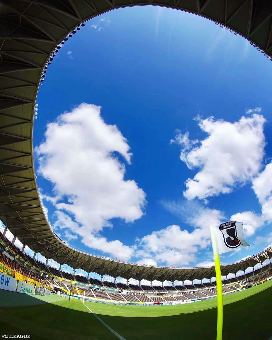 Ｊリーグさんのインスタグラム写真 - (ＪリーグInstagram)「Beautiful Blue Sky🌤﻿ ﻿ ﻿ #Ｊリーグ﻿ #jleague﻿ ﻿ #フクダ電子アリーナ #ジェフユナイテッド千葉﻿ #空 #空を見上げるのが好き ﻿ #空が好きな人と繋がりたい #そら部﻿ #ダレカニミセタイソラ﻿ #ダレカニミセタイケシキ﻿ #風景 #景色 #絶景﻿ #青空 #bluesky #sky﻿ #綺麗 #美しい ﻿ #雲 #白い雲﻿ #サッカー #サッカー好きな人と繋がりたい ﻿ #カメラ #カメラ部 #📸﻿ #カメラ好きと繋がりたい #写真好きな人と繋がりたい ﻿ #キリトリセカイ ﻿ #インスタ映え #いんすたばえ」8月7日 14時33分 - jleaguejp