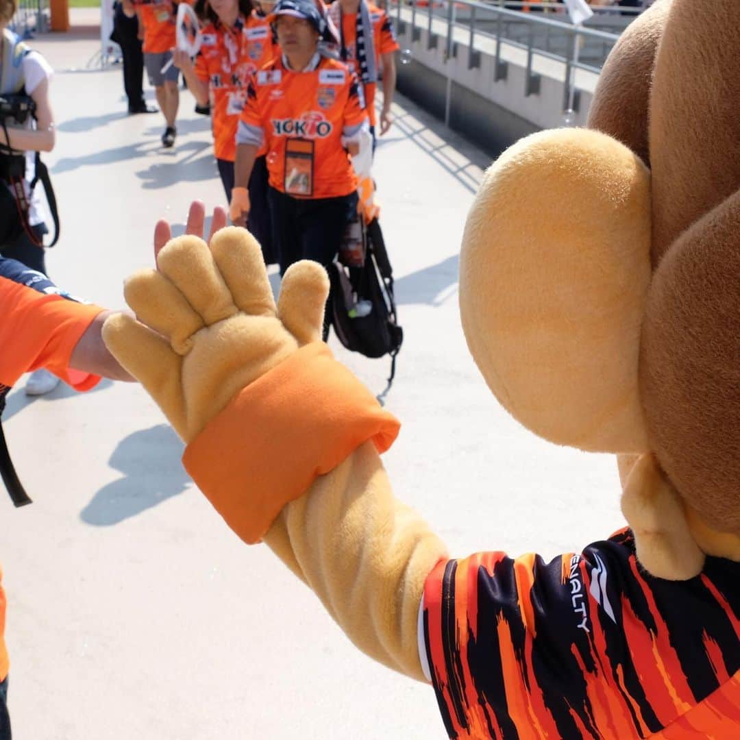 AC長野パルセイロさんのインスタグラム写真 - (AC長野パルセイロInstagram)「【🦁Photo】 毎日暑いですね💦 夏祭りなどのイベントに大忙しだった #ライオー を、いつも応援してくれてありがとうございます🙇🧡 . #uスタ では水鉄砲で遊んでみたけど、少しは涼しくなってくれたかな？ 夏休みは楽しいことがいっぱいありますが、熱中症には気をつけてくださいね🍹 . 8.11 #fc東京23 戦で、また会いましょう🤗 #ギラヴァンツ北九州 サポーターの皆さんも、遊んでくれてありがとう🦁！ . #acnp #ac長野パルセイロ #長野 #パルセイロ #jリーグ #マスコット」8月7日 14時38分 - acnaganoparceiro.official