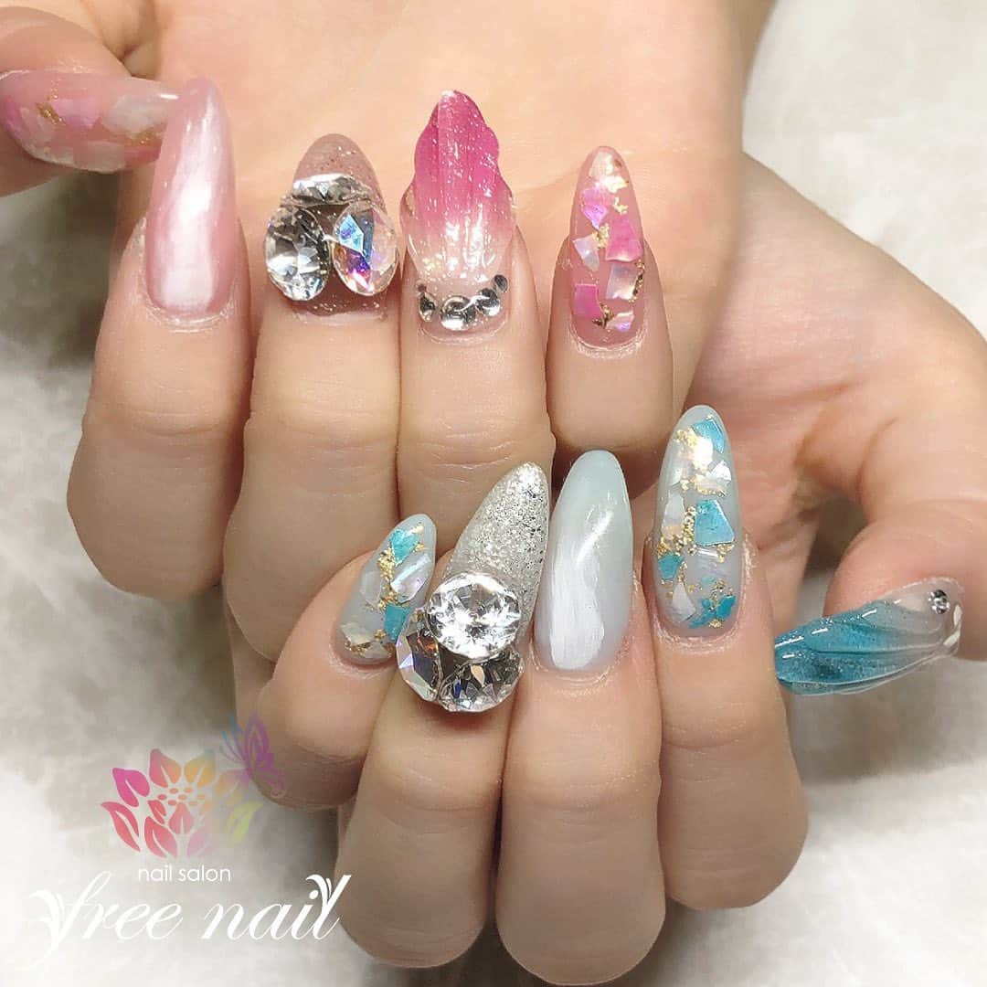 free nail フリーネイルのインスタグラム：「. お客様ネイル💅🏻🌊✨ . マーメイドネイル🧜🏻‍♀️💕 . Best Summer Nailsは 人魚の鱗ネイル🧜🏻‍♀️🐚⭐️ . ご来店ありがとうございました🙇🏻‍♀️🙇🏻‍♀️🙇🏻‍♀️💗 . #ネイル #フリーネイル #ネイルアート #ジェルネイル #ネイルサロン #大阪ネイルサロン #ネイルデザイン #ネイルチェンジ #サマーネイル #マーメイドネイル #人魚の鱗 #人魚の鱗ネイル #シェルネイル #ビジューネイル #ピンクネイル #ブルーネイル #デザインネイル #トレンドネイル #おしゃれネイル #人気ネイル #夏ネイル #美甲 #日式美甲 #summernails #nailsart #nailsalon #nailsdid #newnails #newnail #freenail」