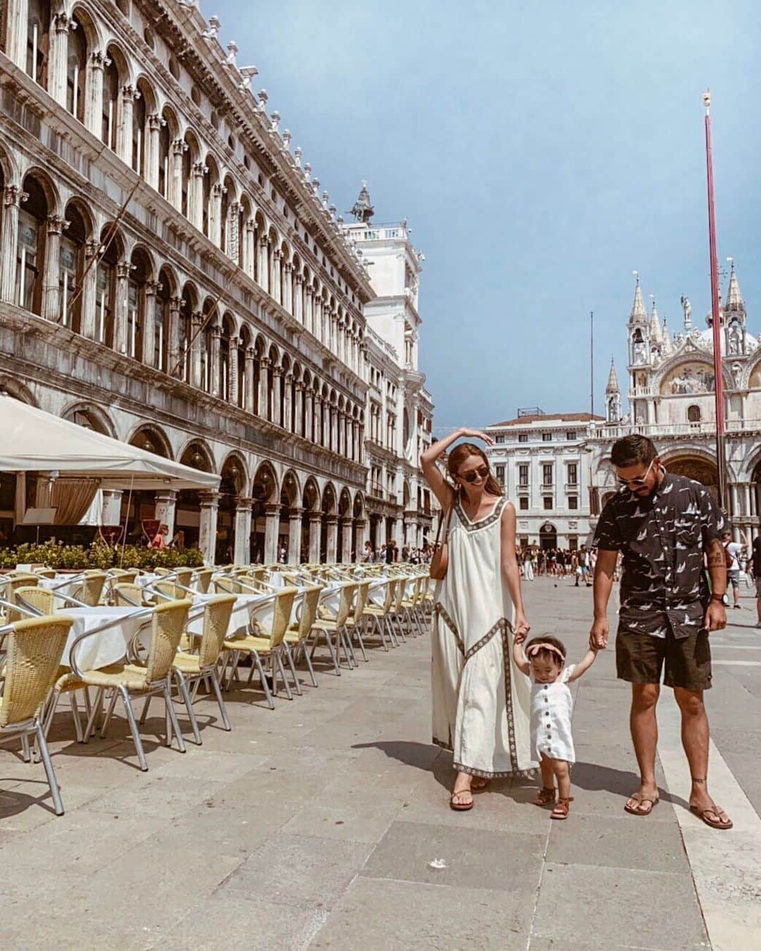 岡田美季さんのインスタグラム写真 - (岡田美季Instagram)「love👨‍👩‍👧❤️❤️❤️💋 ゆっくり過ごせる時間は最高だね❤︎ たくさん色んなモノを見せてあげられたらいいな❤︎ #italia #trip #venezia #イタリア #ベネチア #イタリア旅行」8月7日 14時54分 - mikiokada0225