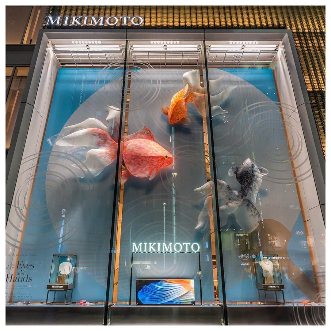 Mikimotoさんのインスタグラム写真 - (MikimotoInstagram)「Out of the paper fans and into our display – the goldfishes swim around gracefully as they bring a refreshing coolness to those who pass by.  うちわに描かれた金魚が飛び出してきたようなディスプレイ。心地よく泳ぐ姿は、涼しげで印象的。　 #mikimoto #mikimotopearls #mikimotoginza」8月7日 14時49分 - official_mikimoto
