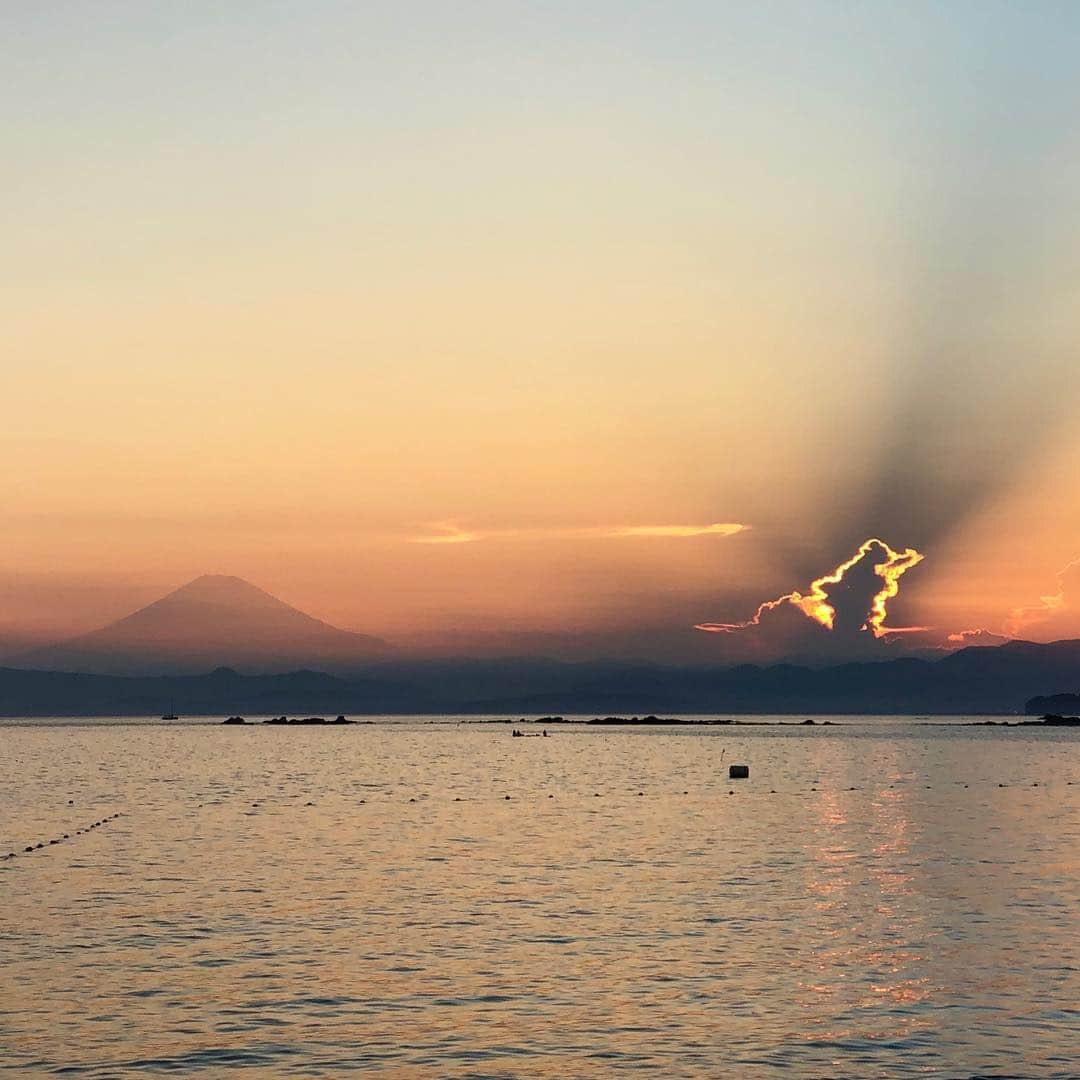 岩崎拓馬さんのインスタグラム写真 - (岩崎拓馬Instagram)「Sunset . まだ一回しか行けてない あと何回海いけるだろうか . . . #ボクの夏休み #一色海岸 #sea #sunset #happytime」8月7日 14時54分 - happy_takuma
