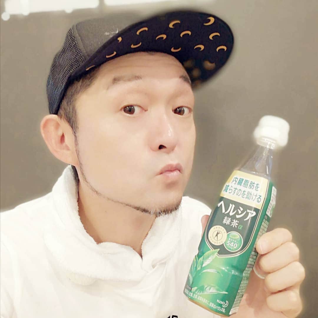 松本隆博のインスタグラム：「。 ジム作業してヘルシア緑茶 飲んで、、それでも痩せんから せめておちょぼ口で写真撮る。 ヽ(*´∀｀)ノ」