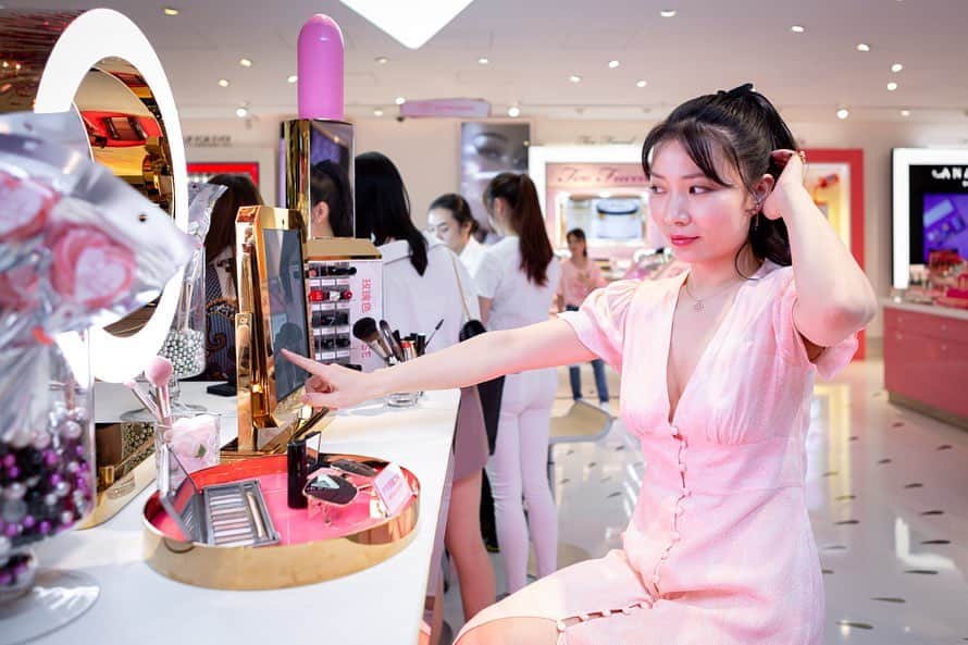 DFS & T Galleriaさんのインスタグラム写真 - (DFS & T GalleriaInstagram)「Visit the Lip Bar at First Class Beauty to try 100+ shades from @Benefit, @Dior, @YSL and more with @Meitu.app 's Magic Mirror. Create your very own look or get a personalized makeover using AI recommendations. Don't forget to snap & share your experience!  #FirstClassBeauty #TGalleria #ShopDutyFree」8月7日 15時00分 - dfsofficial
