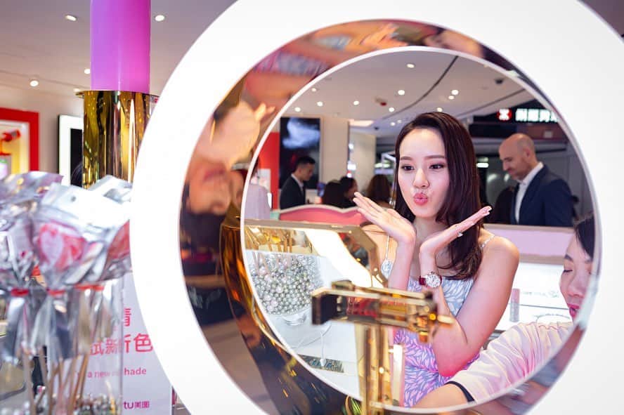 DFS & T Galleriaさんのインスタグラム写真 - (DFS & T GalleriaInstagram)「Visit the Lip Bar at First Class Beauty to try 100+ shades from @Benefit, @Dior, @YSL and more with @Meitu.app 's Magic Mirror. Create your very own look or get a personalized makeover using AI recommendations. Don't forget to snap & share your experience!  #FirstClassBeauty #TGalleria #ShopDutyFree」8月7日 15時00分 - dfsofficial