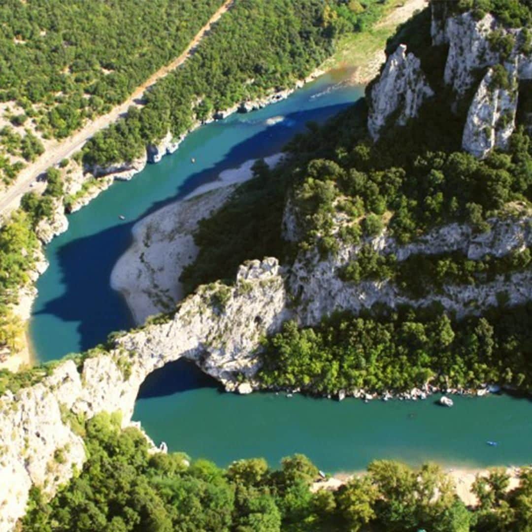 Melvita Officialのインスタグラム：「Melvita est né en Ardèche, une région où Homme et nature vivent en harmonie 🧒🌿 et qui a su être préservée de toute pollution !⠀ Qui y est déjà allé pour passer des vacances ressourçantes ? ⠀ ⠀ #Melvita #Cosmetiquebio #Beautebio #Cosmetics #Nature #Landscape #Ardeche #Summer #Ete #SudDelaFrance #France #BeautifulDestination」