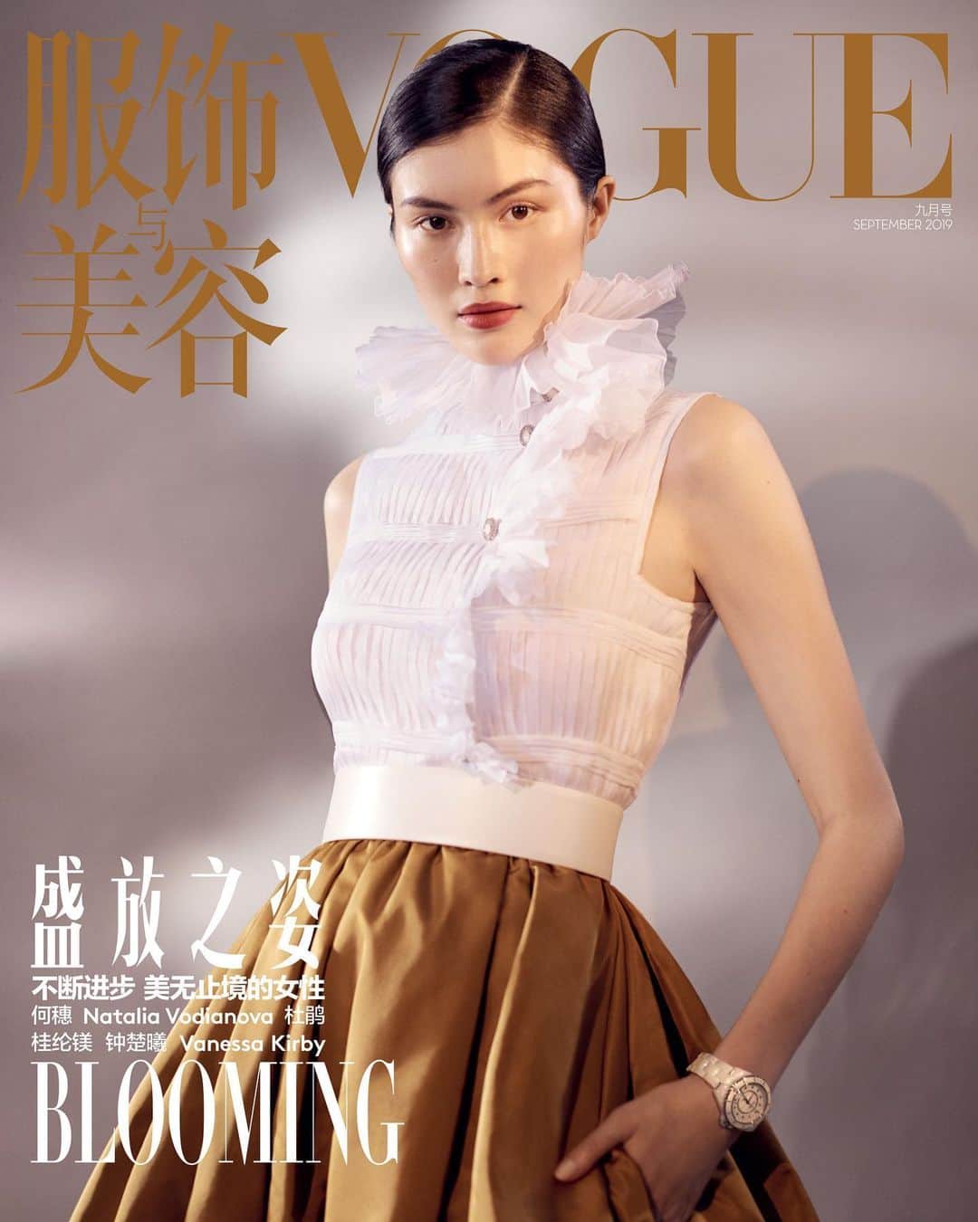 スイ・ヒーのインスタグラム：「@voguechina The 14th anniversary 🥂#theBeautyofChineseModels Thank you for having me, Thank you for all the years supports @angelica_cheung ❤️❤️❤️ #VogueChina September issue 🌾🌾🌾 photo: Emma Tempest styling: Daniela Paudice」