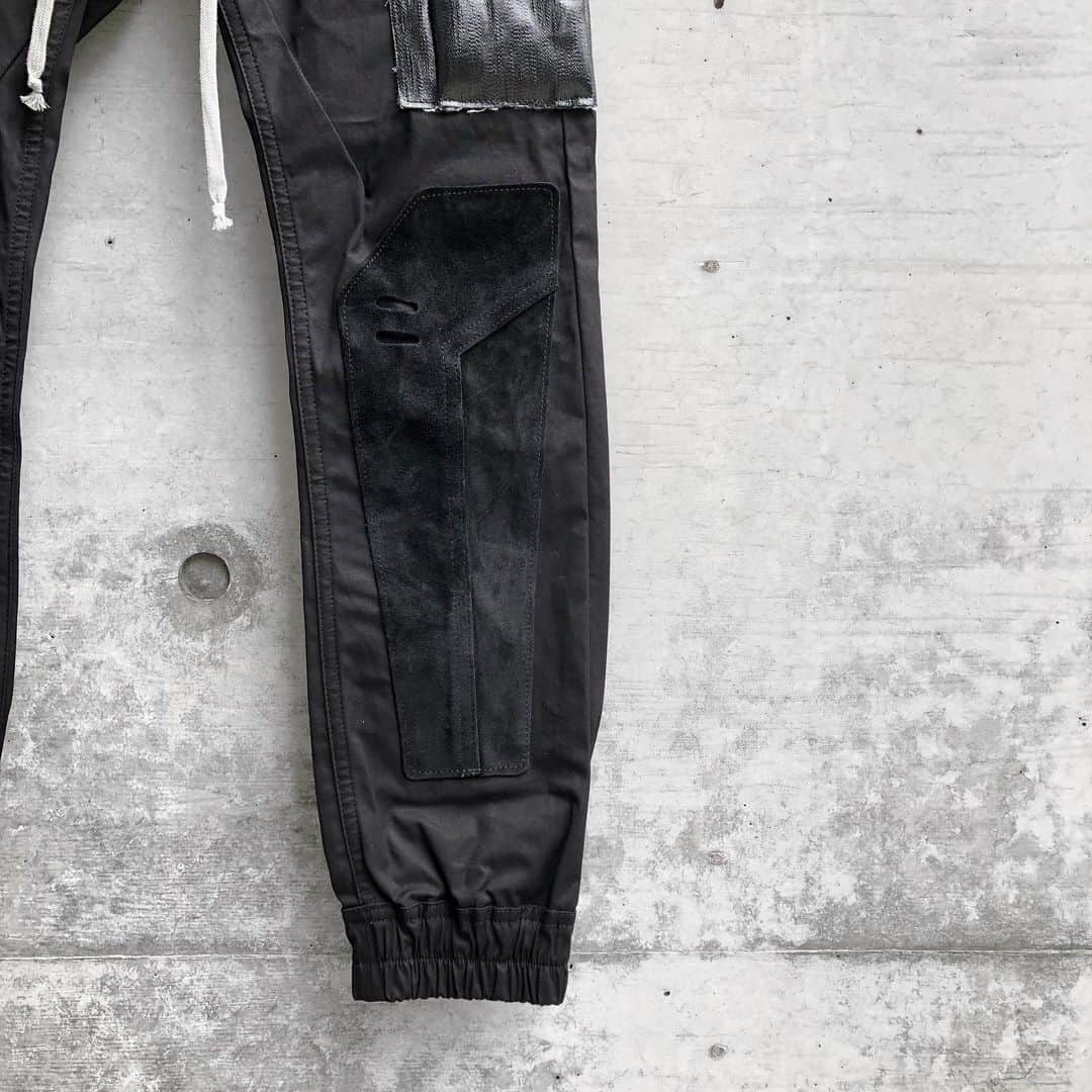 AYINさんのインスタグラム写真 - (AYINInstagram)「・ ・ ・ New arrival✔️ @rickowensonline・  CARGO JOGGERS ・ ・ ・ available at store✔️ ・ ・ ・ #rickowens #ayin #fw19」8月7日 15時32分 - ayin_japan