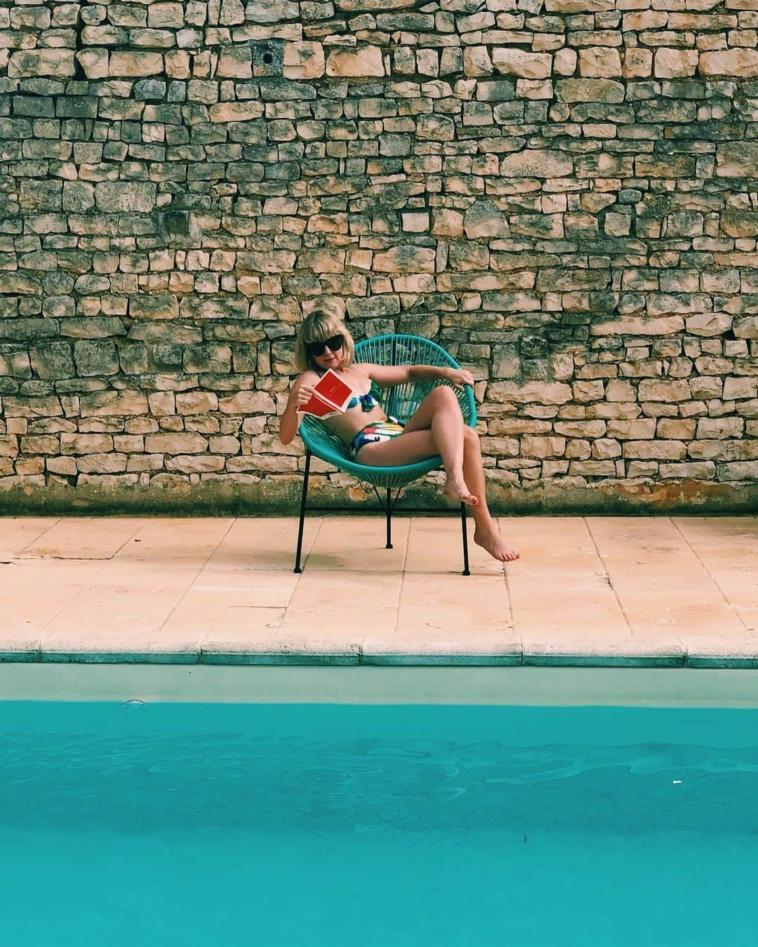 リトル・ブーツさんのインスタグラム写真 - (リトル・ブーツInstagram)「Murakami and chill 💦📖 . . . #murakami #holidayreading #bikini #poolside #amberac #poitoucharentes #france #enfrance #chateau #chateaulife #frenchchateau #europe #reading #lilo #sideayswim #turquoise #float」8月7日 15時34分 - littlebootsmusic