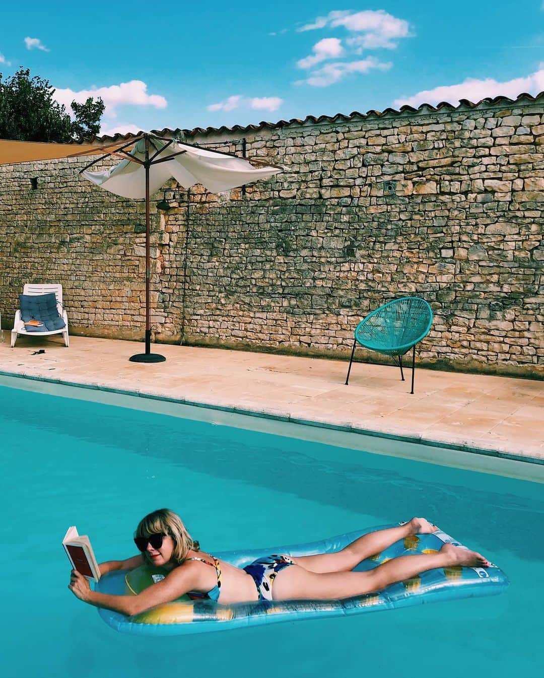 リトル・ブーツさんのインスタグラム写真 - (リトル・ブーツInstagram)「Murakami and chill 💦📖 . . . #murakami #holidayreading #bikini #poolside #amberac #poitoucharentes #france #enfrance #chateau #chateaulife #frenchchateau #europe #reading #lilo #sideayswim #turquoise #float」8月7日 15時34分 - littlebootsmusic
