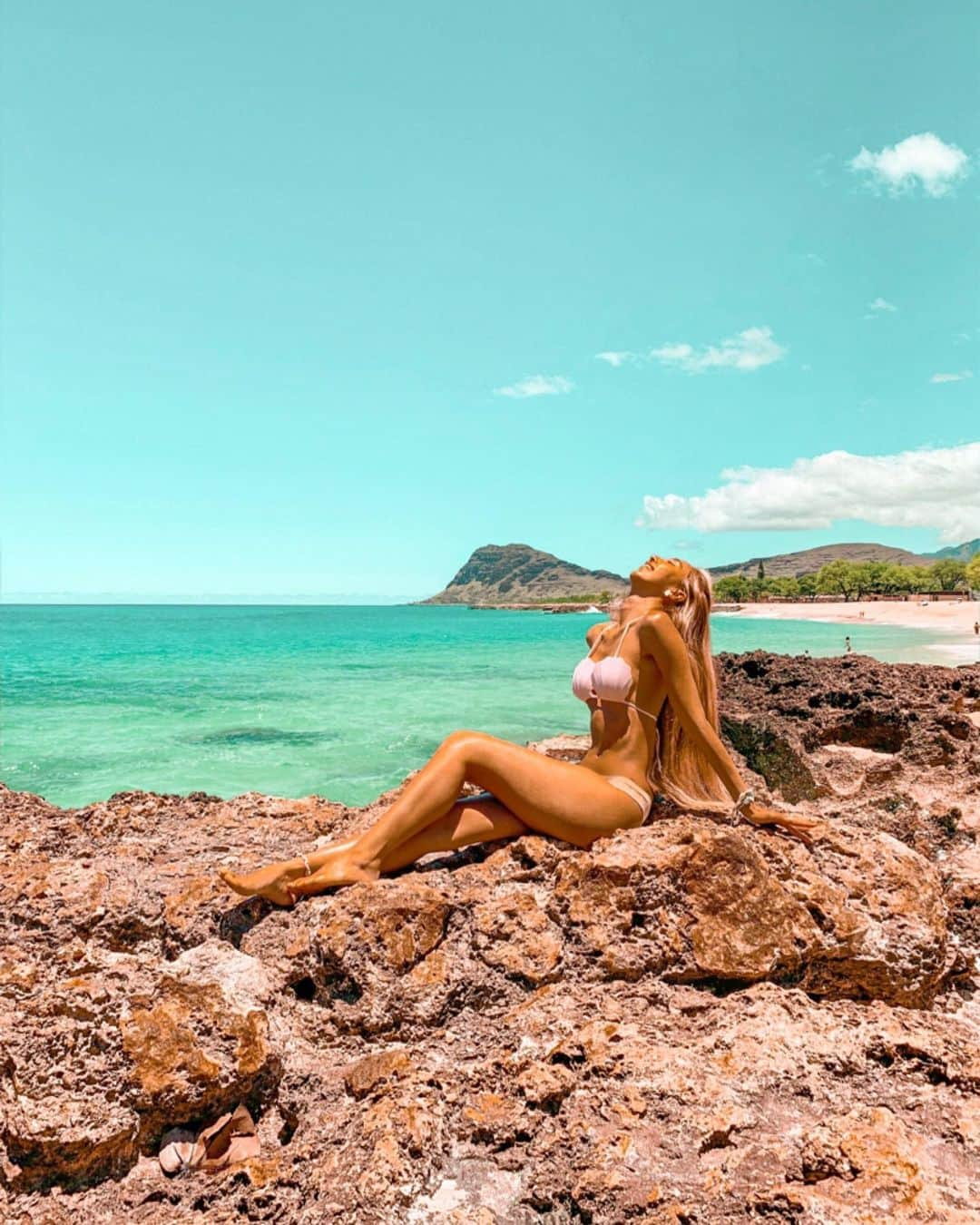 ユミ さんのインスタグラム写真 - (ユミ Instagram)「Happy sunkissed afternoon. Today is super hot day🔥🌊 /  mermaid's fav spot🙌🏾🙌🏾 ナナクリビーチ脇のこのスポットは 壮大でホントお気に入り!」8月7日 15時40分 - yuminchu1029