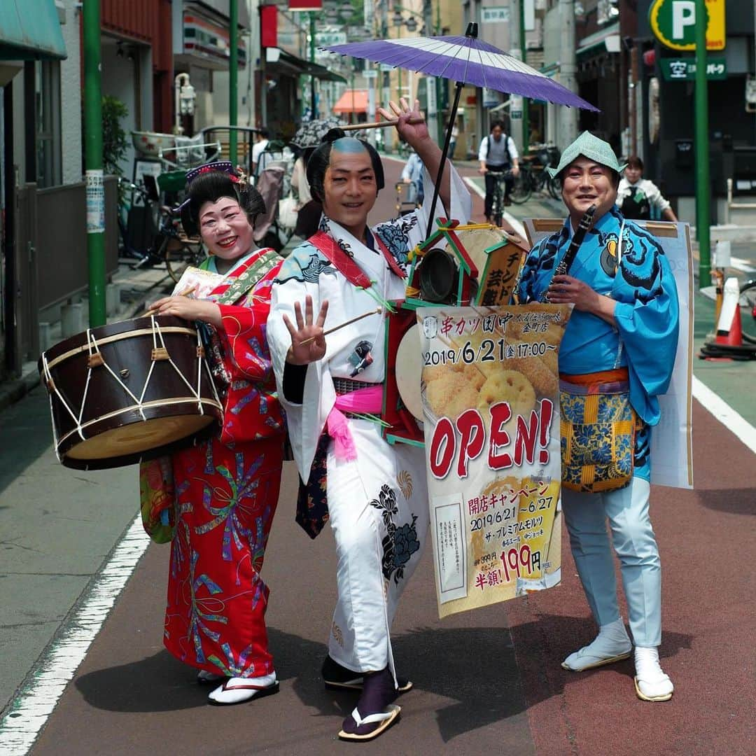 The Japan Timesさんのインスタグラム写真 - (The Japan TimesInstagram)「Once a dying profession, Japan’s traditional "chindonya" street advertisers have managed to survive well into the 21st century, their art handed down to successors attracted to their roaming lifestyle and retro charm. And in an age of digital marketing and social media influencers, the localized advertising chindonya troupes bring to urban street corners is being sought by businesses looking to reach a specific demographic. Although historically associated with urban centers such as Tokyo and Osaka, these wandering musical troupes can now be found in many cities across the nation, enthralling those drawn to the various facets of a chindonya performance — the music, costumes, speech and swagger — that evolved over the course of nearly two centuries. Read the full story with the link in our bio. (@ryuseitakahashi217 photos) . . . . . . #Japan #Tokyo #Osaka #chindonya #culture #travel #japantravel #japantimes #日本 #東京 #大阪 #チンドン屋 #文化 #旅行 #👘」8月7日 15時53分 - thejapantimes