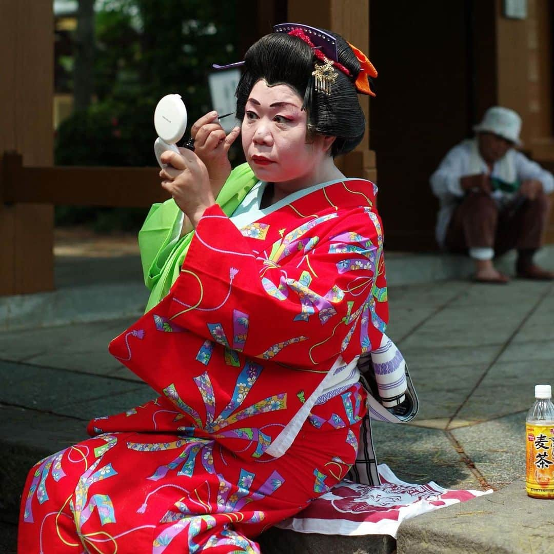 The Japan Timesさんのインスタグラム写真 - (The Japan TimesInstagram)「Once a dying profession, Japan’s traditional "chindonya" street advertisers have managed to survive well into the 21st century, their art handed down to successors attracted to their roaming lifestyle and retro charm. And in an age of digital marketing and social media influencers, the localized advertising chindonya troupes bring to urban street corners is being sought by businesses looking to reach a specific demographic. Although historically associated with urban centers such as Tokyo and Osaka, these wandering musical troupes can now be found in many cities across the nation, enthralling those drawn to the various facets of a chindonya performance — the music, costumes, speech and swagger — that evolved over the course of nearly two centuries. Read the full story with the link in our bio. (@ryuseitakahashi217 photos) . . . . . . #Japan #Tokyo #Osaka #chindonya #culture #travel #japantravel #japantimes #日本 #東京 #大阪 #チンドン屋 #文化 #旅行 #👘」8月7日 15時53分 - thejapantimes