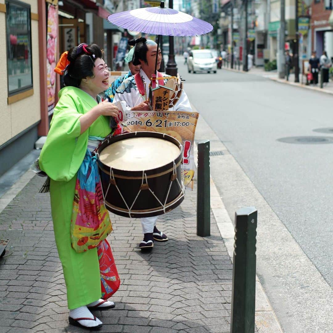 The Japan Timesさんのインスタグラム写真 - (The Japan TimesInstagram)「Once a dying profession, Japan’s traditional "chindonya" street advertisers have managed to survive well into the 21st century, their art handed down to successors attracted to their roaming lifestyle and retro charm. And in an age of digital marketing and social media influencers, the localized advertising chindonya troupes bring to urban street corners is being sought by businesses looking to reach a specific demographic. Although historically associated with urban centers such as Tokyo and Osaka, these wandering musical troupes can now be found in many cities across the nation, enthralling those drawn to the various facets of a chindonya performance — the music, costumes, speech and swagger — that evolved over the course of nearly two centuries. Read the full story with the link in our bio. (@ryuseitakahashi217 photos) . . . . . . #Japan #Tokyo #Osaka #chindonya #culture #travel #japantravel #japantimes #日本 #東京 #大阪 #チンドン屋 #文化 #旅行 #👘」8月7日 15時53分 - thejapantimes