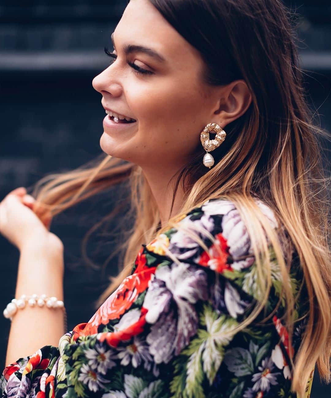 アクセサライズのインスタグラム：「Party in pearls. These statement earrings are available in a clip-on style, perfect for non-pierced ears and completed with hanging pearl beads. 🔍 Earrings - 7855721300 📷 @bibi_bagnall Tap the link in the bio to shop now.  #Accessorize #Accessorizer」
