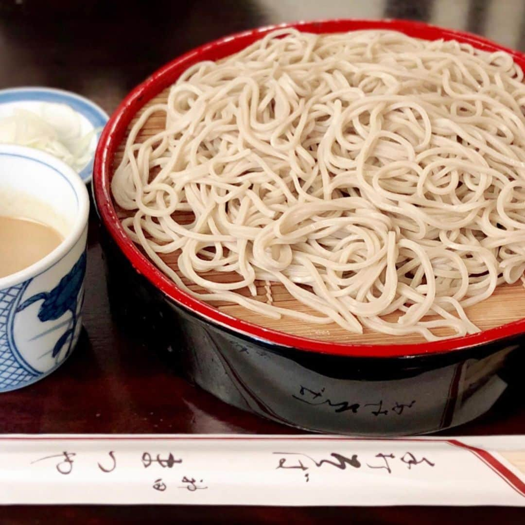 上田真実さんのインスタグラム写真 - (上田真実Instagram)「* * * * 先日頂いた、 東京神田にある『神田まつや』さんの ごまそばはクリーミーでした🥢·˖✶ 超人気店なので並ぶけど意外と回転早かったです！ お店の方の接客がピカイチ✨ 本当に素敵なお店でした☺ 並んででもまた絶対行きたい♬ * 因みに今日のお昼もお蕎麦でした(๑′ฅฅ‵๑)ww * * * * #神田まつや #蕎麦 #蕎麦屋巡り #東京蕎麦 #東京グルメ #神田グルメ #蕎麦屋 #蕎麦好き #蕎麦好き女子 #まつや #グルメ巡り #グルメ好き #ごまそば #食べログ高評価 #食べログ百名店 #tokyo #instafood」8月7日 16時07分 - spk05290