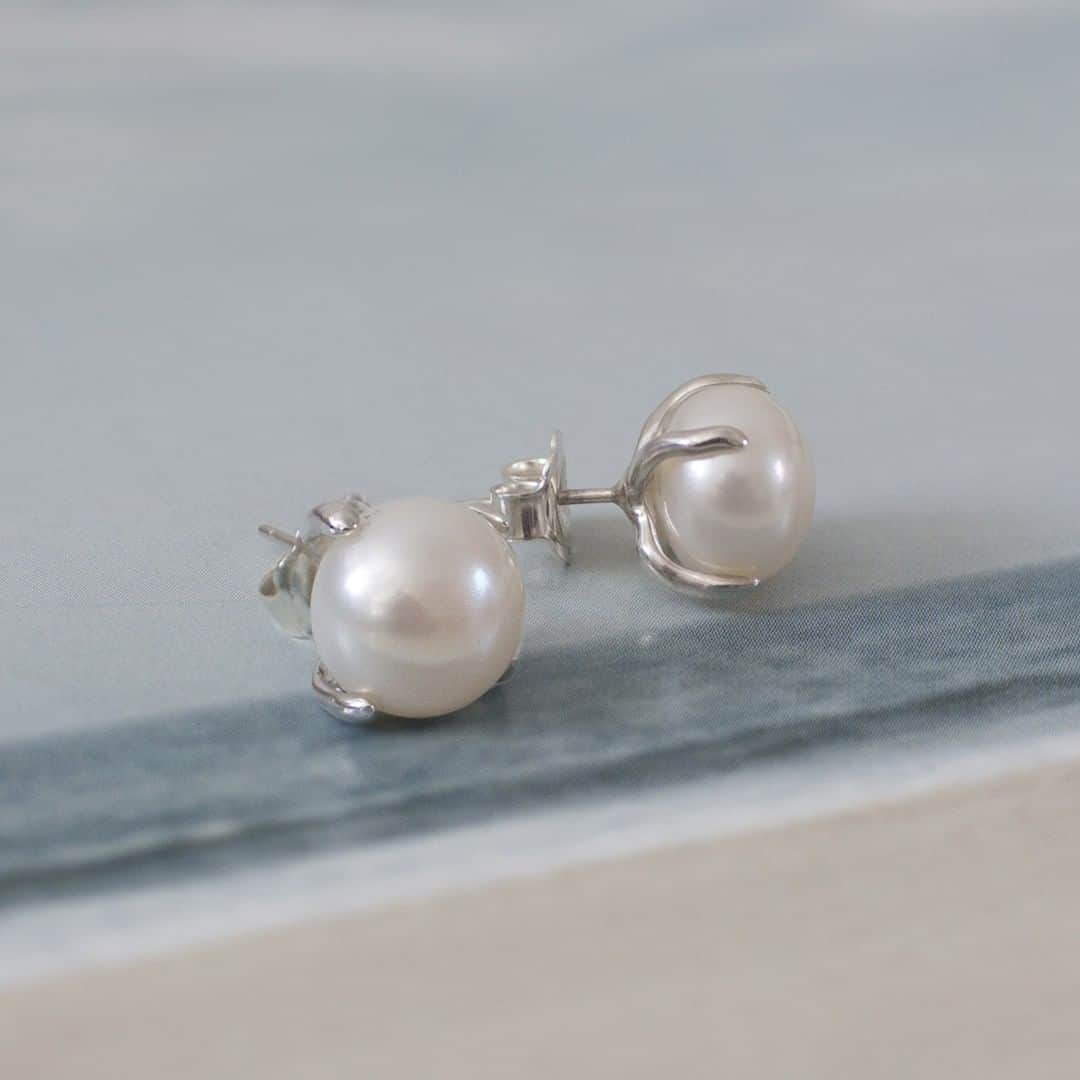 のインスタグラム：「Your Summer tan will really stand out against the opalescent hues of these pearls! . . #Tan #ShowOffYourTan #Pearls #Studs #Earrings #Summer Tan #Holiday #HolidayJewellery #Handmade #MadeInLondon #BritishDesign #Jewellery #Jewerly #DowerAndHall」