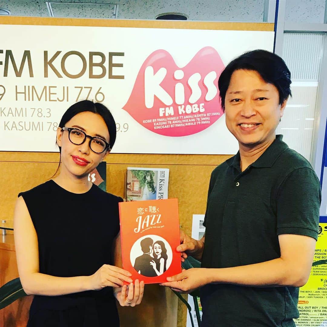 中野耕史のインスタグラム：「怒涛の3日間でしたが、なんだか嬉しい再会もたくさんありました😊 10年以上前にKissFMで一緒に番組をしていた梨花ちゃん♪ JAZZシンガーでありつつ、旦那様を支える優しい奥様になっていました。 出逢った頃は女子大生だったねぇ。 10年以上もご縁が続いて嬉しい。 感謝😊」