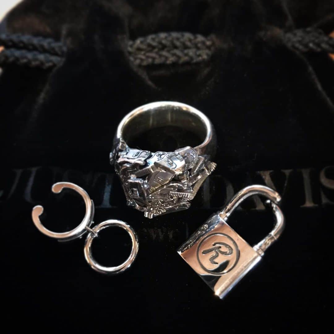 Ju-kenのインスタグラム：「前回お邪魔したJustin Davisの展示会で気になったコ達がウチに、、、🖤 モチーフが、シドヴィシャスとポールシムノンだからね、、、 ベーシストにはたまらないよねー♫  I love #justindavis 🔥  #sidvicious #paulsimonon #silver925」
