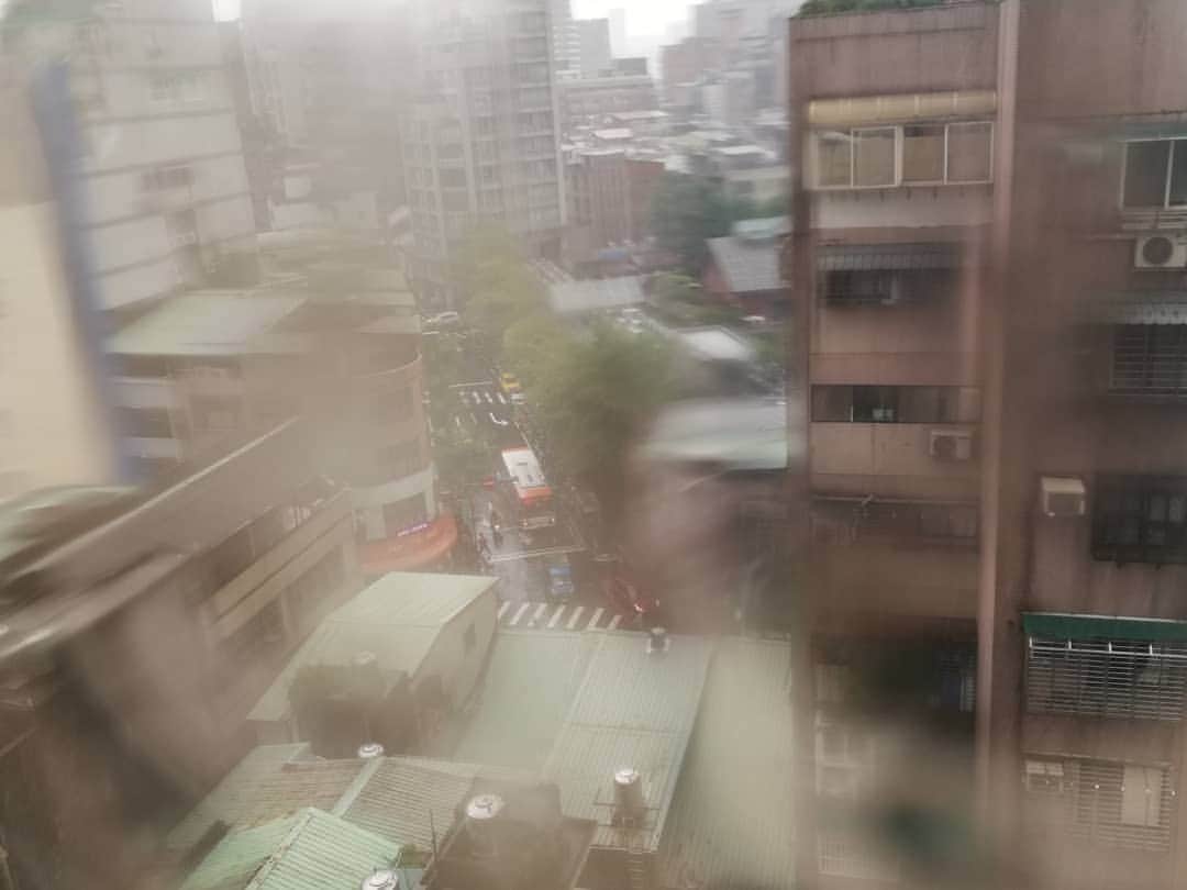 小見川千明さんのインスタグラム写真 - (小見川千明Instagram)「台湾旅行の詳細はブログに*॰ॱ✍ . https://lineblog.me/omigawa_chiaki/ . 載せるのを忘れていた雨の動画と、重複するけど台湾の街並み⑅*॰ॱ . . ブログ見てね🎥🎬👀 . . #8ミリフィルム #カメラアプリ #レトロ  #フィルム  #retro #film #台湾  #taiwan #travel #一人旅 #街並み #エモい」8月7日 16時19分 - chiaki_omigawa